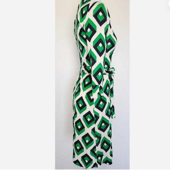 Diane von Furstenberg Vintage Julian Wrap Dress 100% Silk Size 2 - Picture 2 of 6